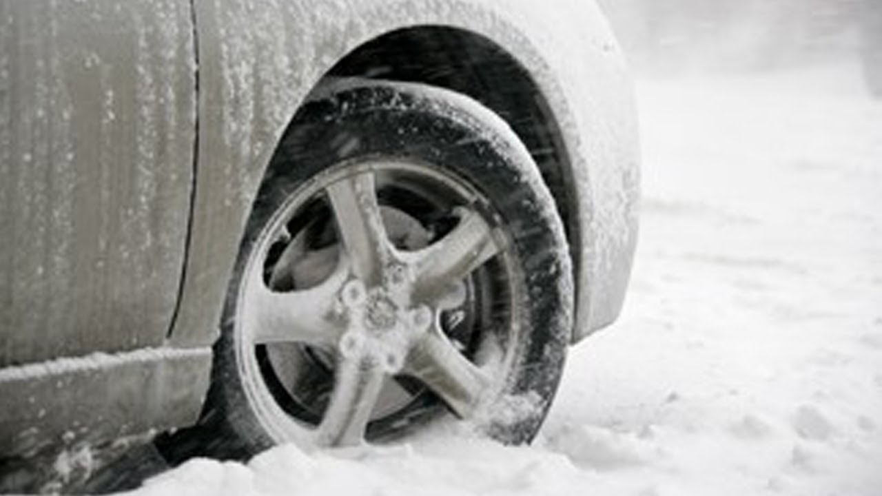 Drivers deal with snow covered roads in central Ohio - YouTube