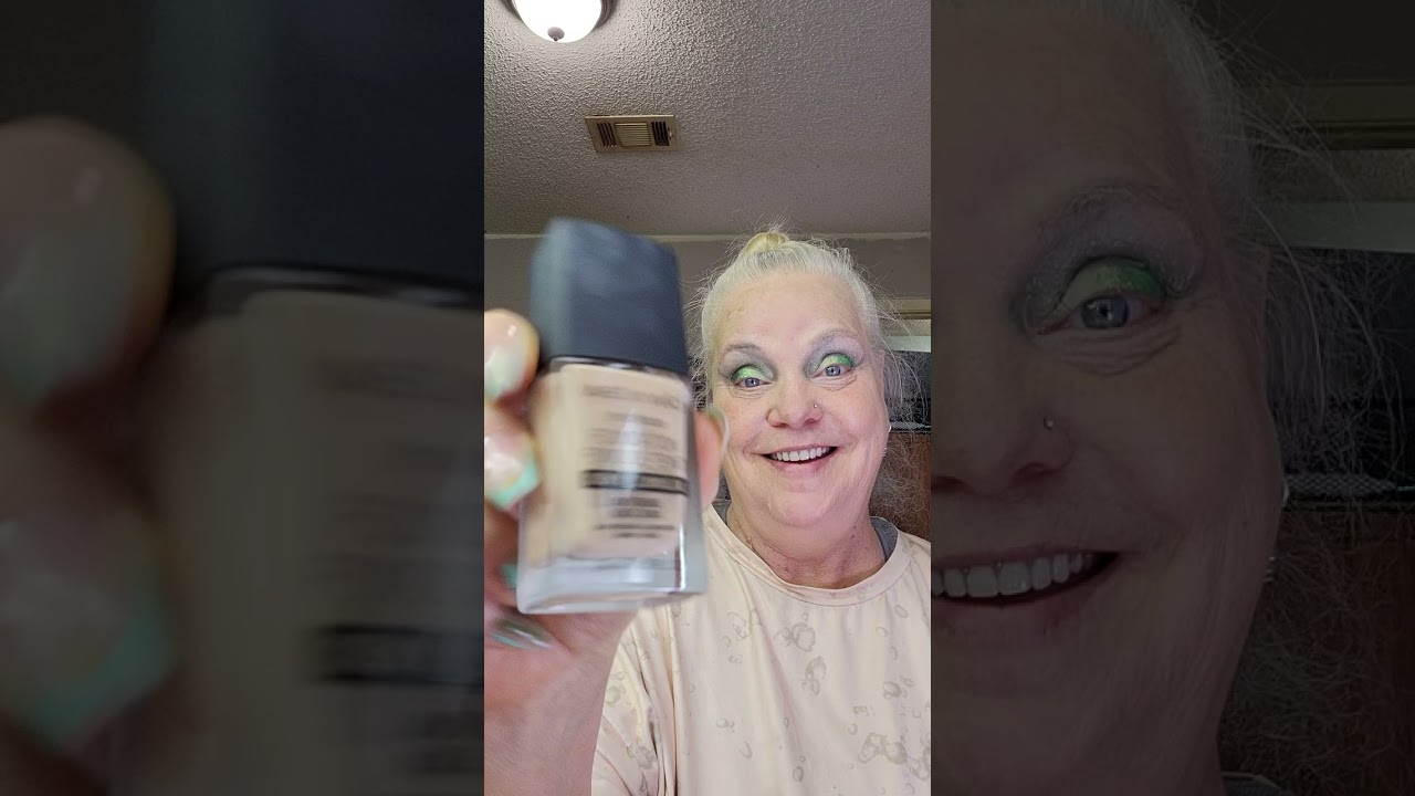 Beautiful green colors. Do my makeup with me.