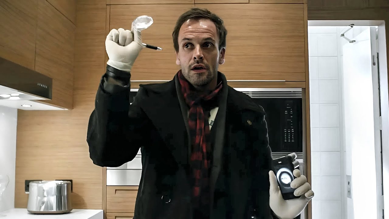 بعد ما بيخلص على كل ضاحياه بيربط فيهم بلالين واخر جريمة هي اللي بتكشفه 👌