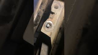 Выкручиваем обломанную шпильку опоры двигателя Ford #spb#automobile#механик#ремонт#fordmarket#ford#