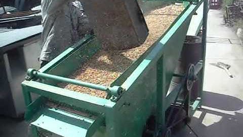 Nuts shell and kernel separating machine