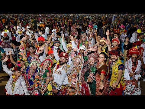 LIVE MEGA FINALS- GANDHINAGAR CULTURAL FWedding DressesM -NAVRATRI 2018- DARSHANA GANDHI AND GROUP.