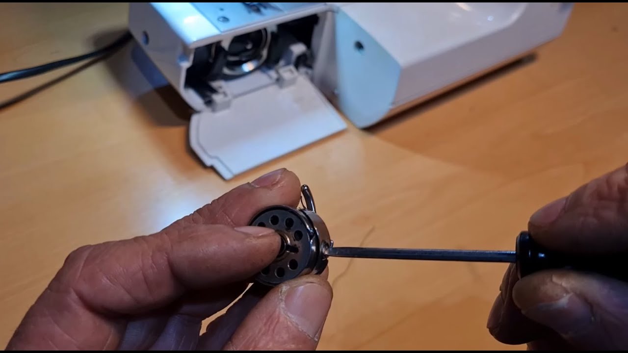 Ajustatge correcte de la tensió dels fils a una màquina de cosir moderna.