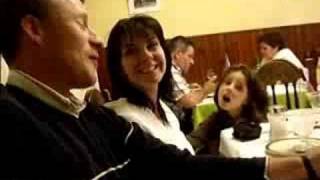 Dani y Lucia comiendo helado en Galicia