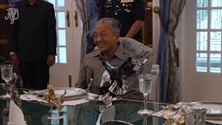 SULTAN IBRAHIM TERIMA MENGADAP TUN DR MAHATHIR