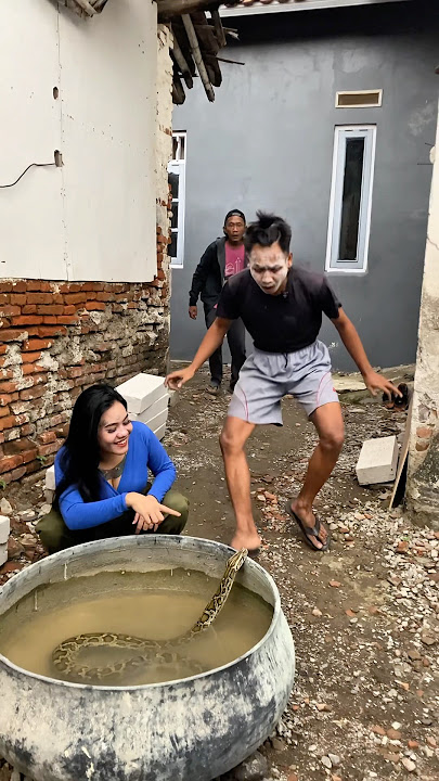 Bela I thought it was an eel... Eh, it turned out to be a tame snake!!  #shortsfeed #shortvideo #...