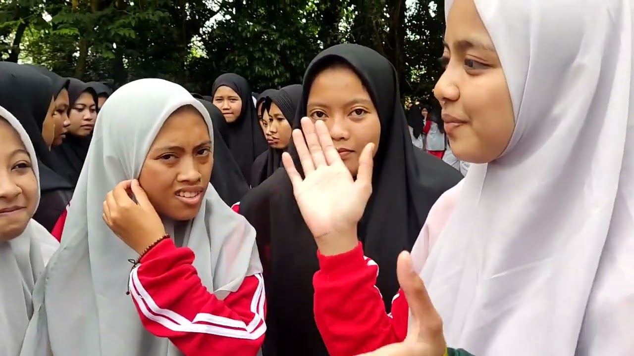 Team Building MA ZAinul HASAN Genggong Putri di PPLH Seloliman