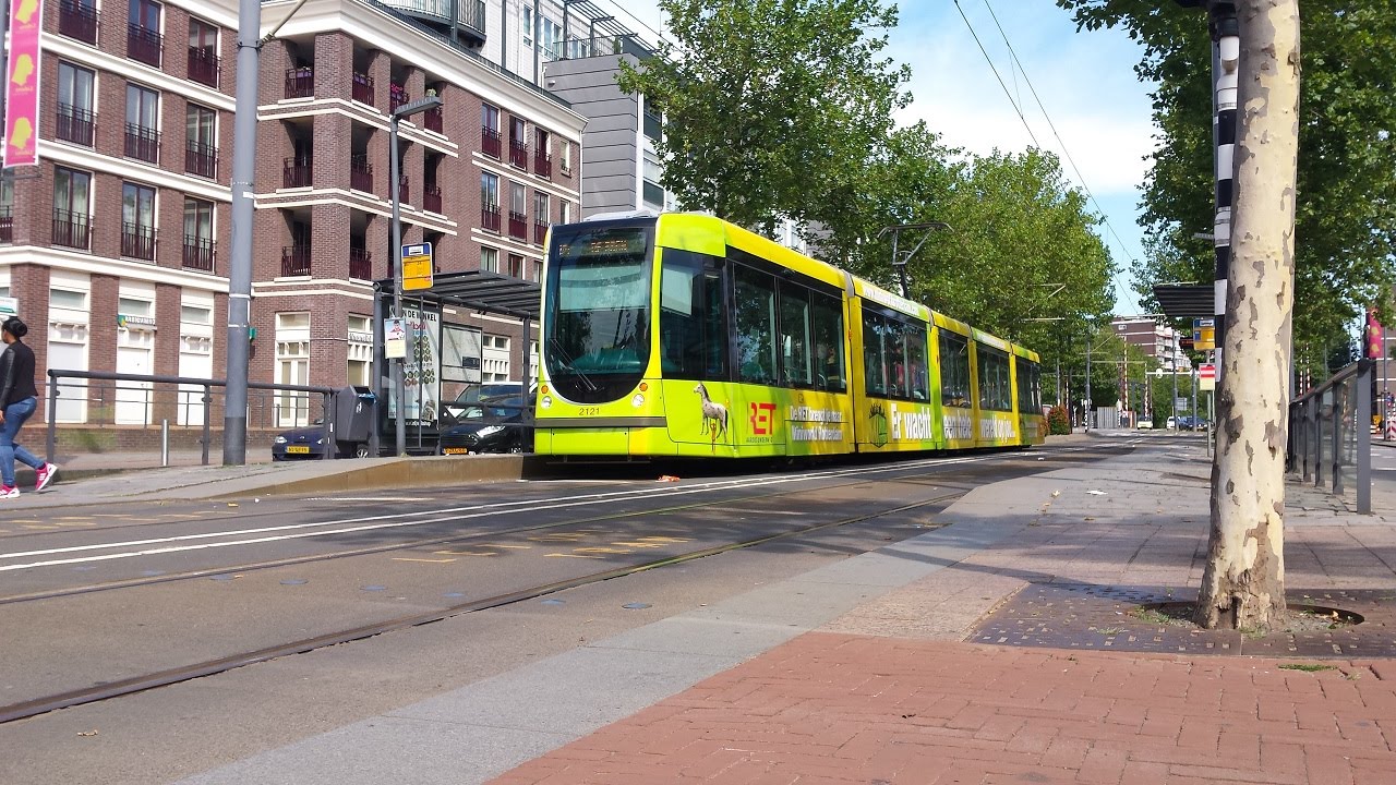RET Tram Citadis 2121 (MiniWorld-tram) vertrekt bij halte Broersvest in Schiedam naar De Esch