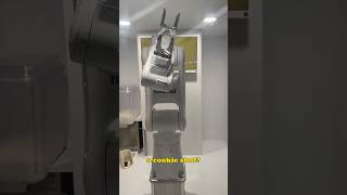 This Robot will make you a milk & cookie shot! 🥛 🍪 #cookieshot #robo