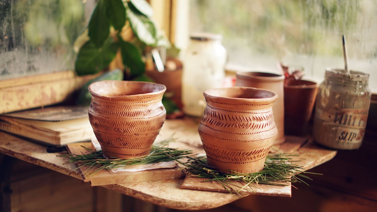Comb decorating a pot like a bonze age bell beaker
