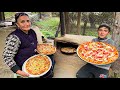 Pizzas faites avec amour la vie dans un village recul au milieu des montagnes