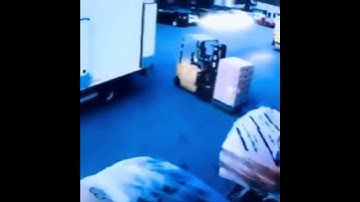🕹FORKLIFT SAFETY - POWERED INDUSTRIAL TRUCKS - OPERATORS AND PEDESTRIANS MUST BE ATTENTIVE