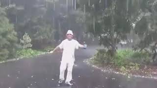 İDRİS USTA YAĞMUR ALTINDA AT ŞARABI İÇYOR VE SKİNİ DEĞİL BAŞINI KAŞYAN HAYRANLARINA Bİ SELAM ÇAKIYOR