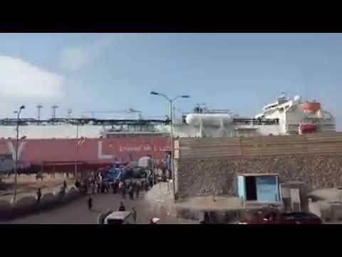 دخول سفينه عملاقه علي معديات القنطره شرق دون وقوع اي خسائر