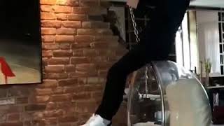 Дима Билан катается дома на подвесном кресле под песню Miley Cyrus - Wrecking Ball Дима Билан катается дома на подвесном кресле под песню Miley Cyrus - Wrecking Ball