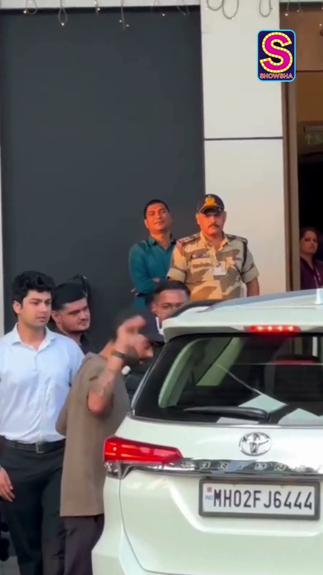 Virat Kohli Flashes A Quick Wave To The Paps Before Hopping Into His Car At The Airport | N18S