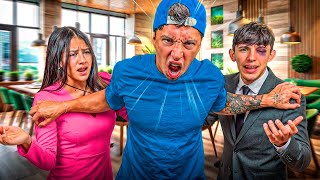 ¡INTENTE BESAR a MI EX en UN RESTAURANTE  y SU PAPÁ NOS DESCUBRIÓ!