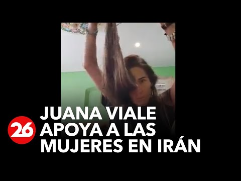 Juana Viale se cortó un mechón en apoyo a las mujeres en Irán