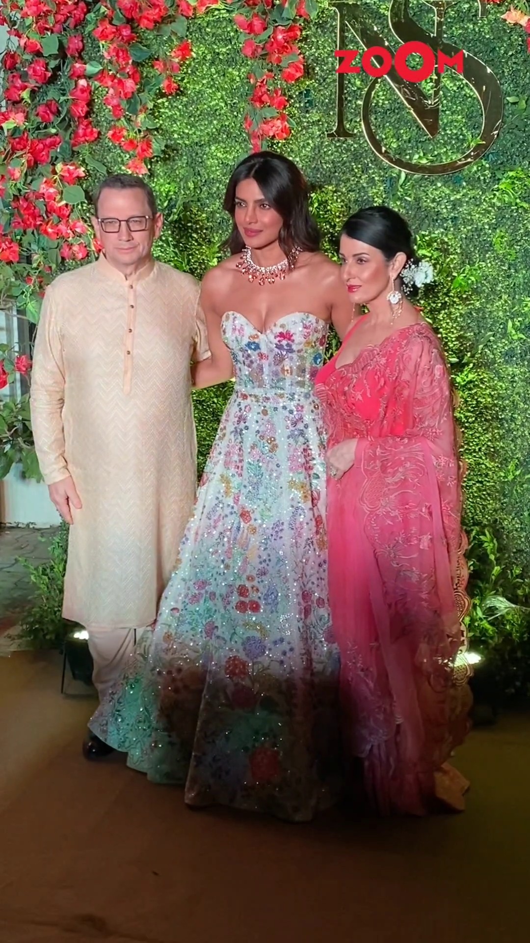 Priyanka Chopra POSES with hubby Nick Jonas' parents at brother's Mehendi ceremony ❤️ #shorts