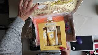 Newborn Gift Ideas \/ Gift For Babies \& Mom to be \/ Baby Shower Gift Ideas \/ A Gift Hamper