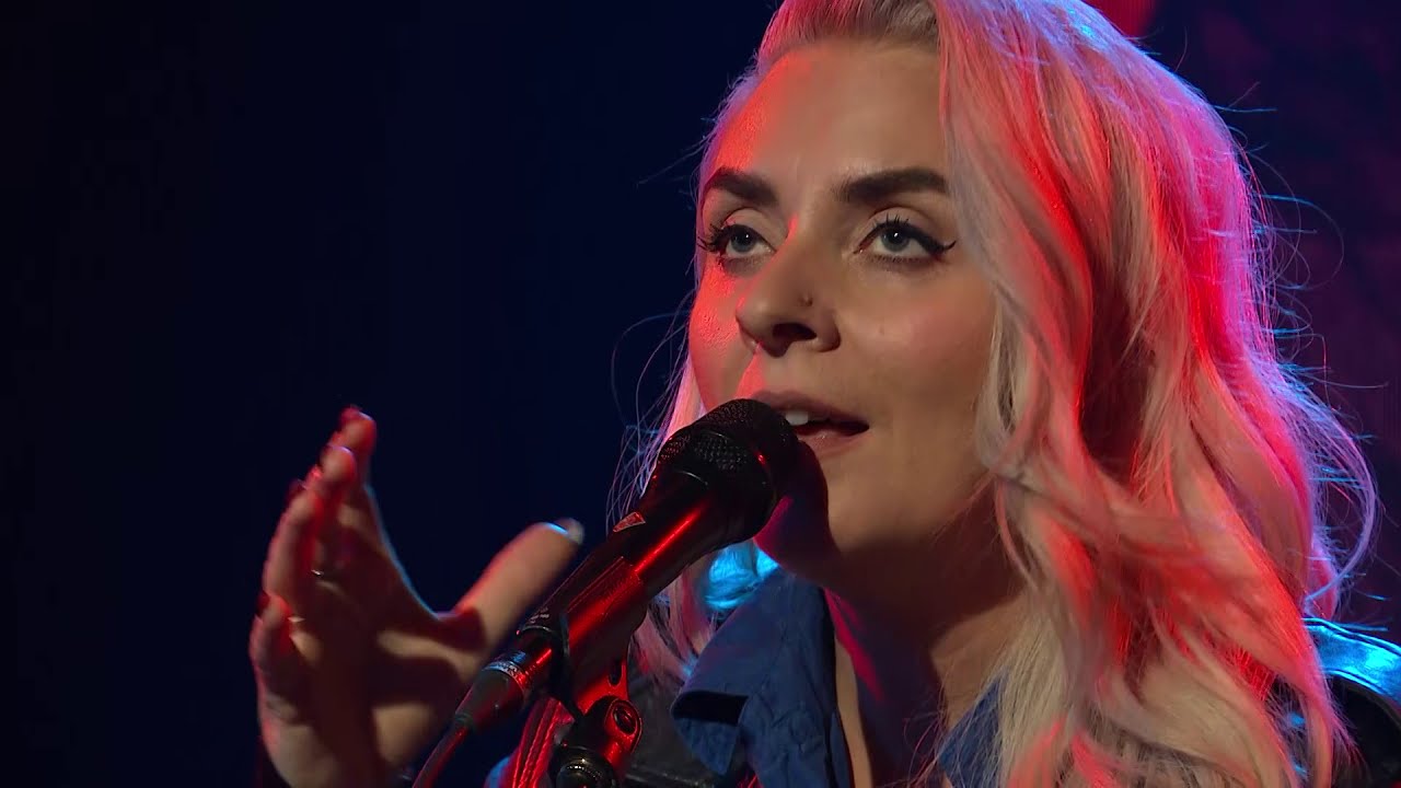 Eivør performs Gullspunnin from 