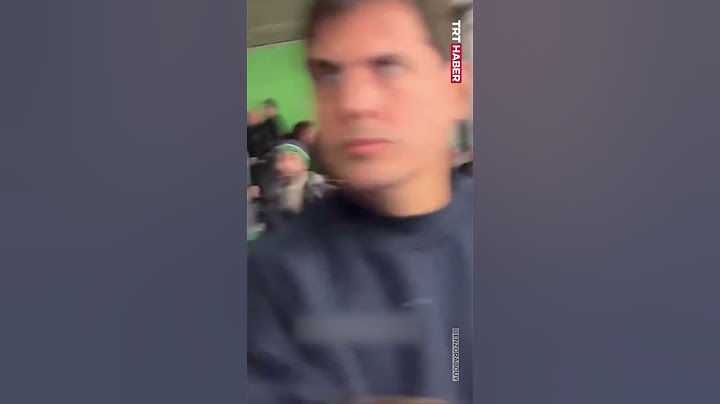 Sahaya Filistin bayrağıyla inen genç, İsrailli taraftarlarca darbedildi.