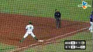 20140406-2 甲組春季聯賽 國訓藍VS高苑科大 2上 高苑洪振威第一時間沒處理好，幸好還來得及刺殺一壘