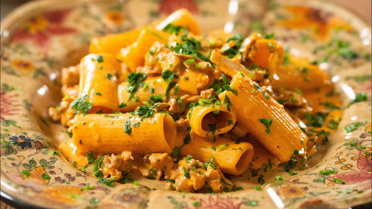 Rigatoni alla Crema Rosa con Salsiccia e Funghi