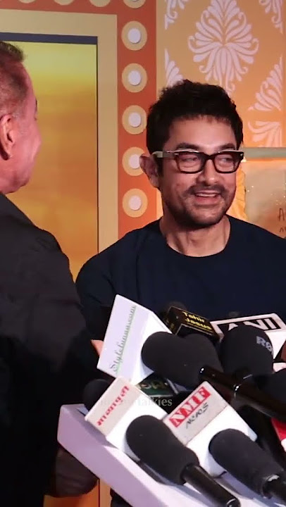 #AamirKhan greets #Ghajini villain & Sultan from #Sarfarosh at the special screening #PradeepRawat