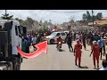 Mbega agezezako okutomera bobi wine mumotoka akiguddeko talikiddira