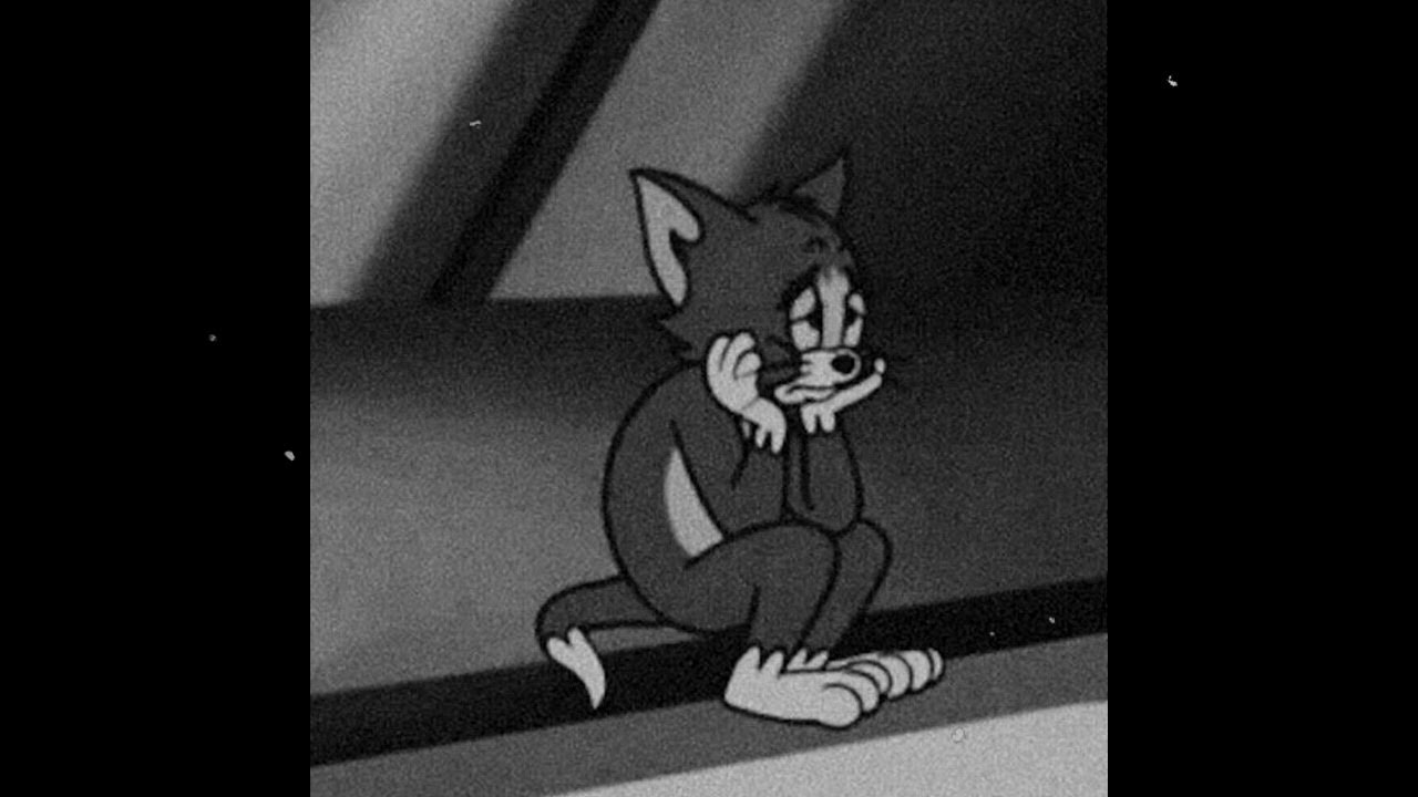 Человек поет в микрофон. Как петь грустно. Кли грустит. Как петь грустно. Грустная песня.