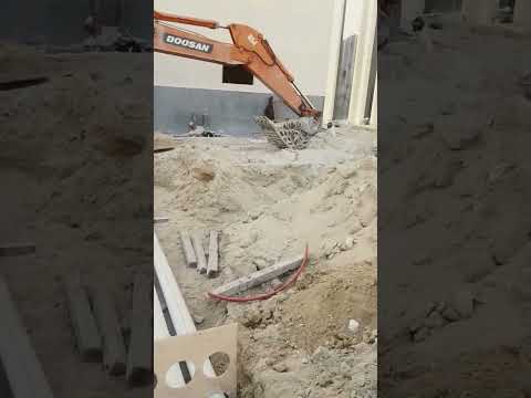    مواسير الكهرباء عبر الطريق