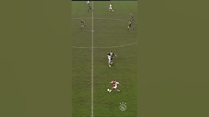 Jugling during Ajax - Feyenoord: Richard Witschge, everybody 👏🤹‍♂️