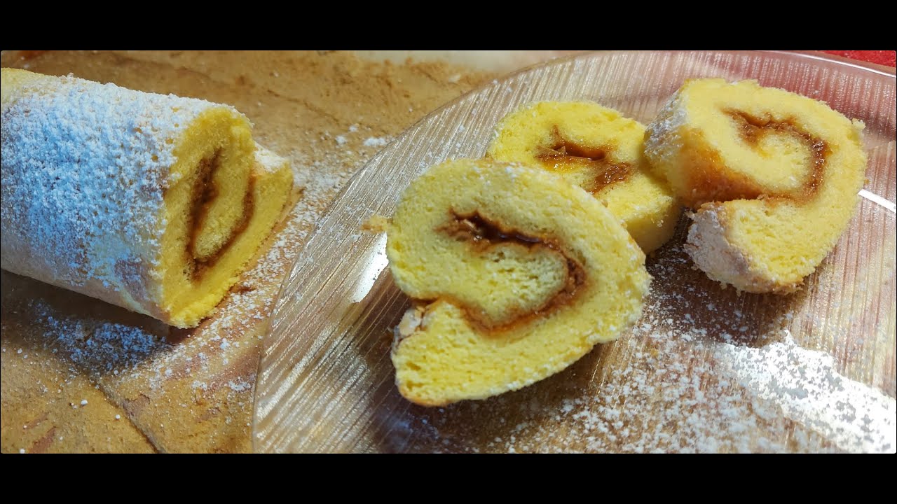 Elronthatatlan piskótatekercs, baracklekvárral töltve.