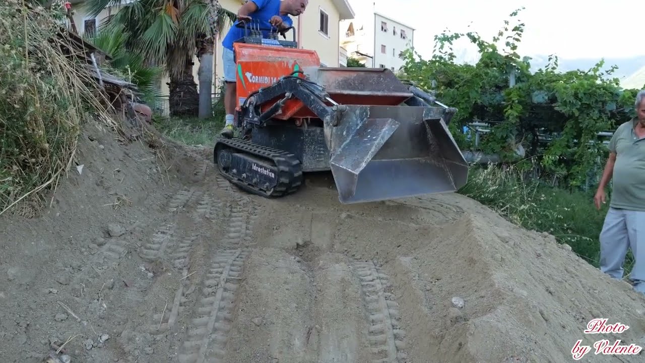 Lavori agricoli Motocarriola Cormidi autocaricante Agricultural work Cormidi selfloading wheelbarrow