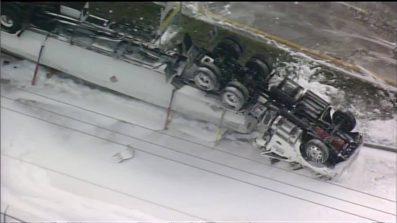 Tanker overturns, spills fuel in Port Everglades - YouTube
