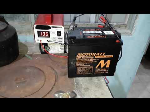 Vídeo: Você precisa carregar uma nova bateria de motocicleta?