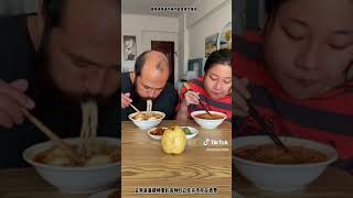 un couple qui mange, regardez jusquà la fin ?