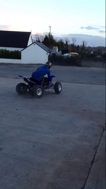Yamaha Raptor 660cc Doing dounuts !!