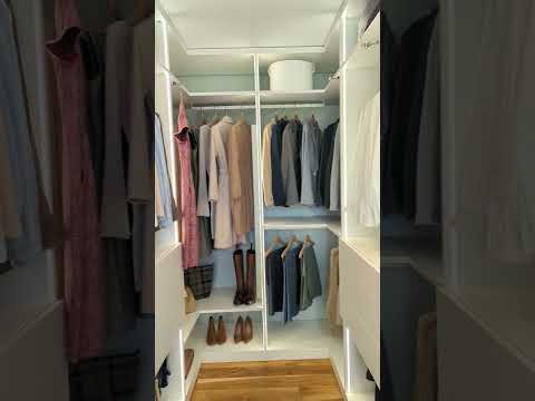 Kein Platz für einen begehbaren Schrank? Wie wäre es mit einem minimalistischen Ankleidezimmer?