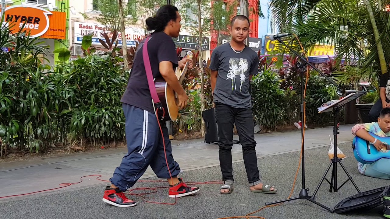 nampak biasa jer,tapi bila nyanyi  power giler,bro sabah ft Sentuhan buskers-BUNGA ANGKASA