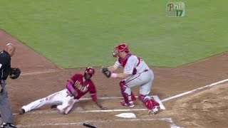 PHI@ARI: Howard's smart throw gets an out at home