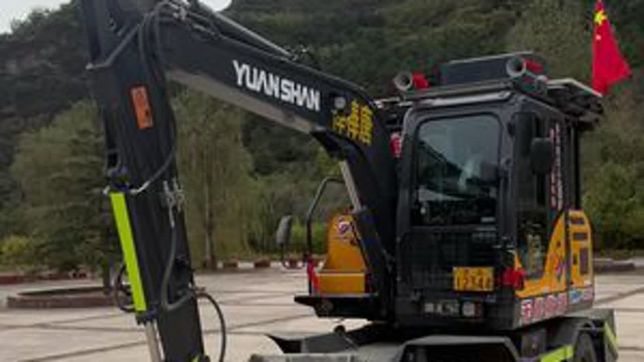 开挖机游全国的路上赶往红石砬抢修道路 前路还长我们下一站温暖继续 #开挖机全国游  #棒棒唐开挖机游全国 #最美承德#传递爱