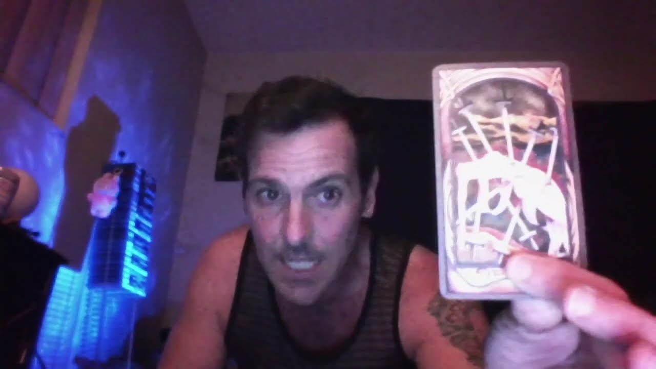 В вашей энергетике два человека... один из прошлого, другой из будущего. Один из них полон решимо...