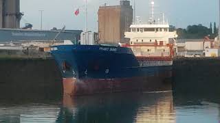 The Frakt Sund leaving Sharpness docks