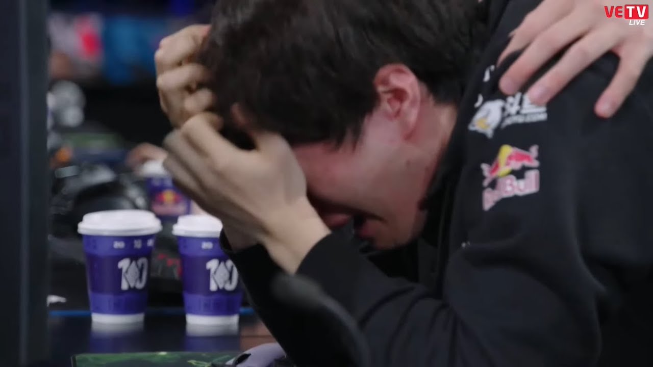 Keria khóc run rẩy ôm Deft sau thất bại cktg 2022 - YouTube