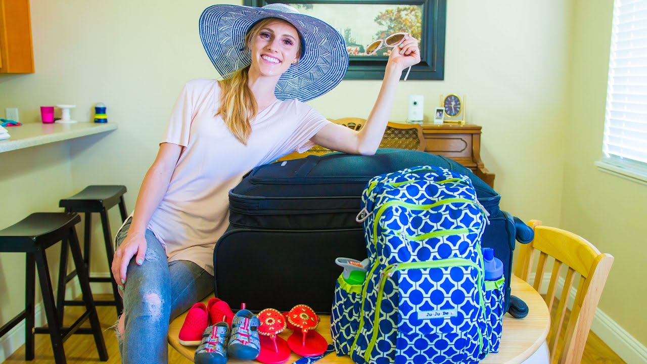 What's In My Travel Bag!!