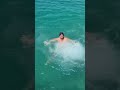 Scherzo a Luì lo spingo in mare!! 😂