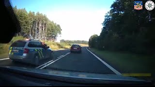 HONIČKU S UPRCHLÝM VĚZNĚM UKONČILO POUŽITÍ OCHRANNÉHO RÁMU