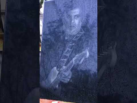 مزار زنده یاد حبیب محببان در یک روز بارانی روحش شاد